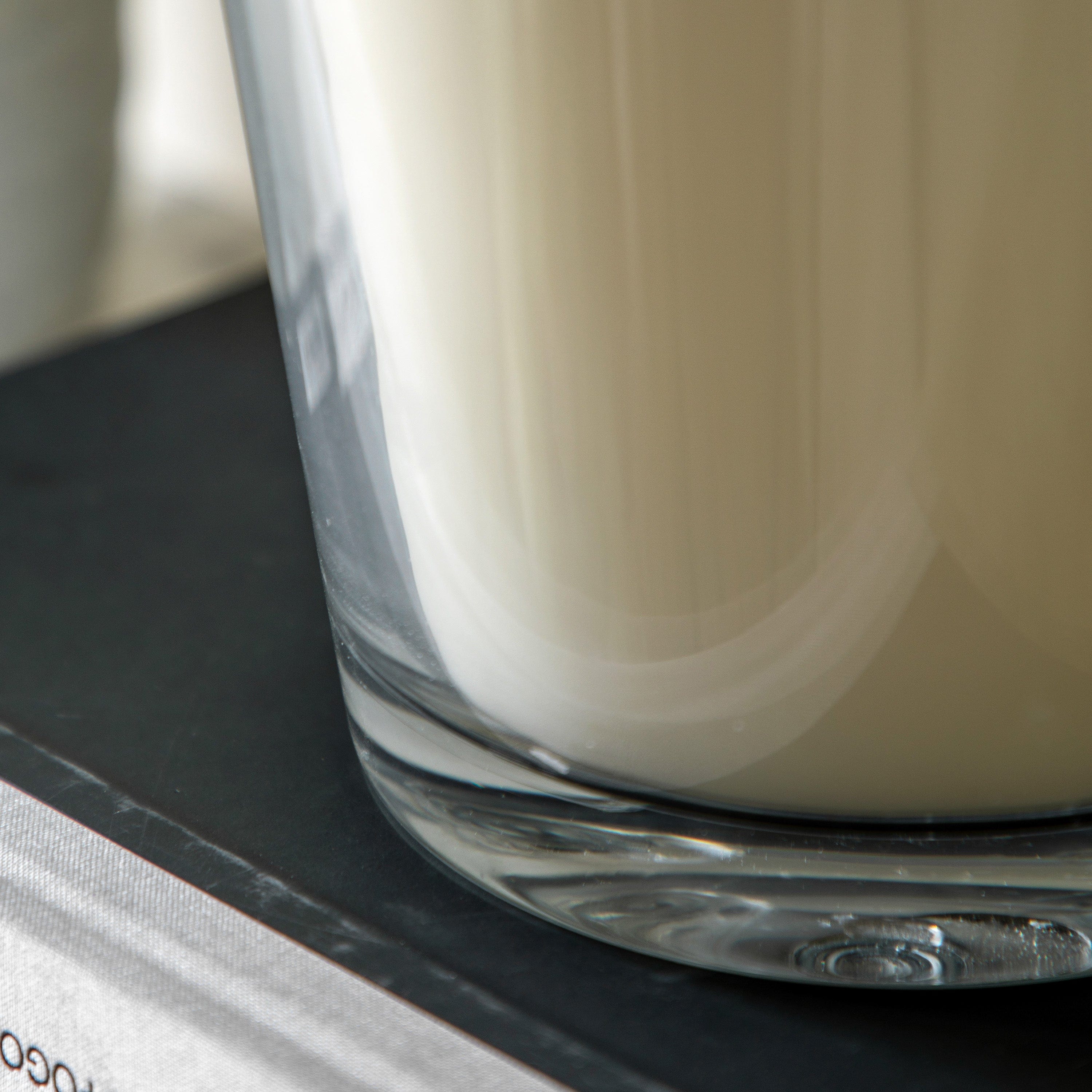 Aroma English Pear & Freesia Glass Candle Small - Image 4