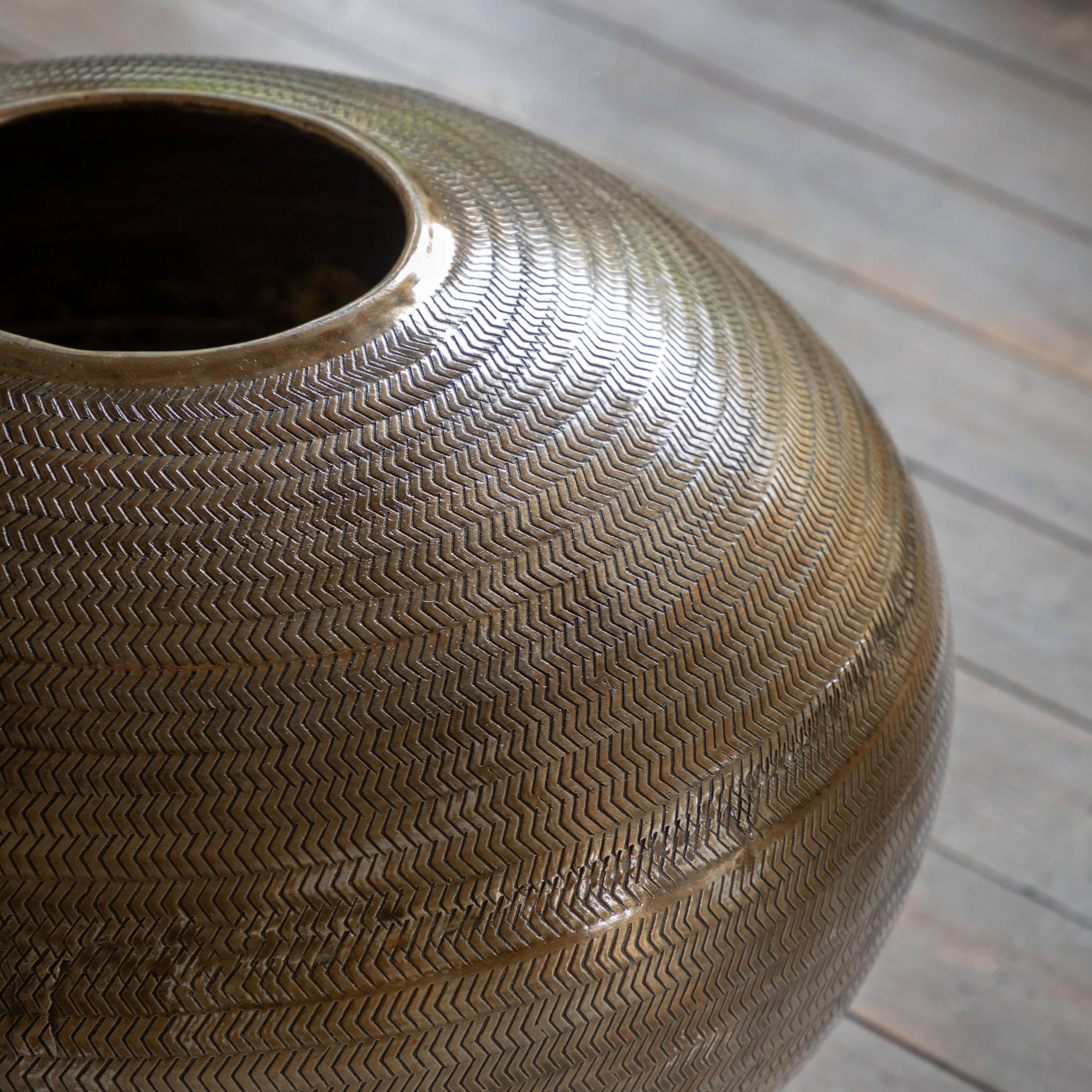 Artistic Aluminium Wide Vase Arrow Antique Brass - Image 3