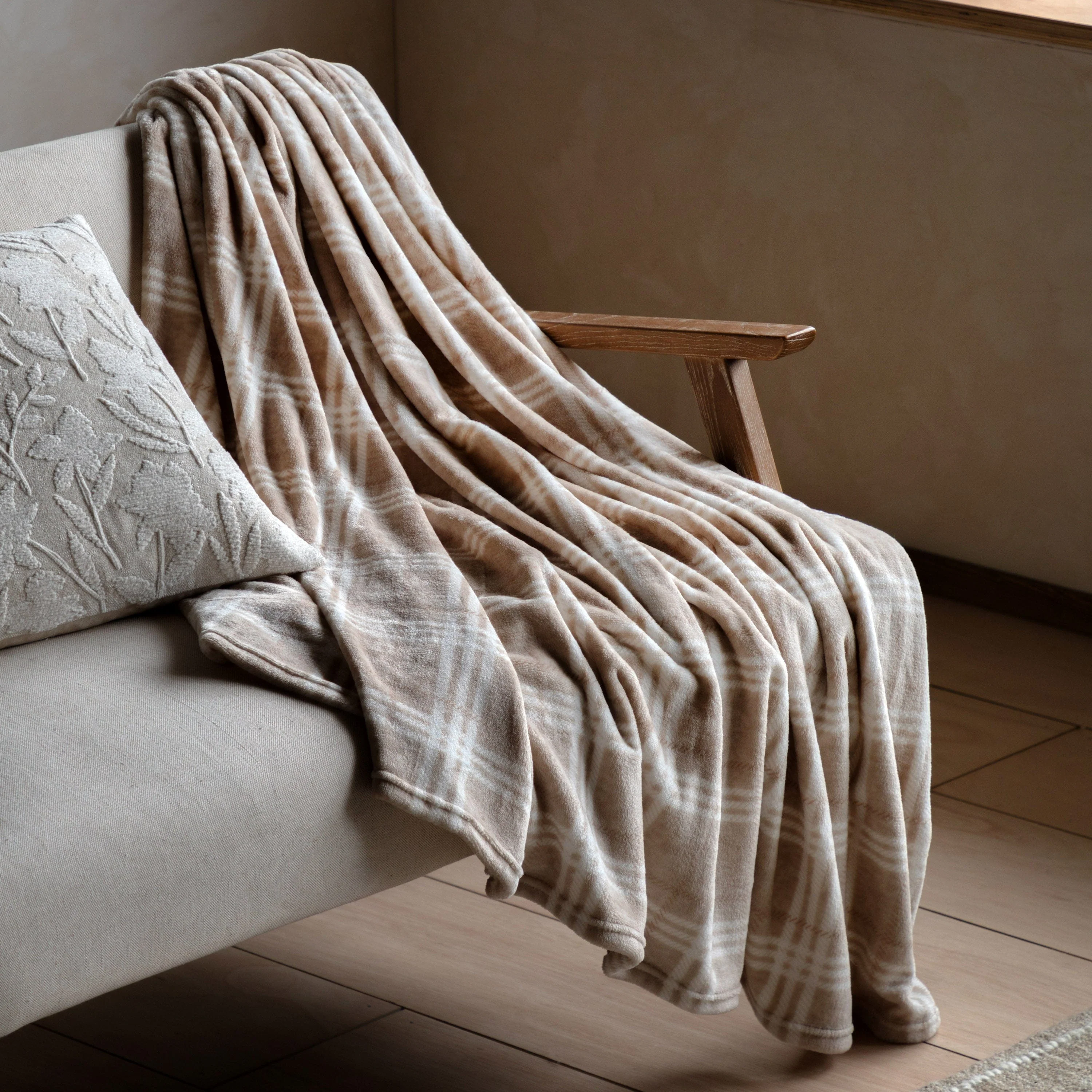 Checkmate Rolled Fleece Almond
