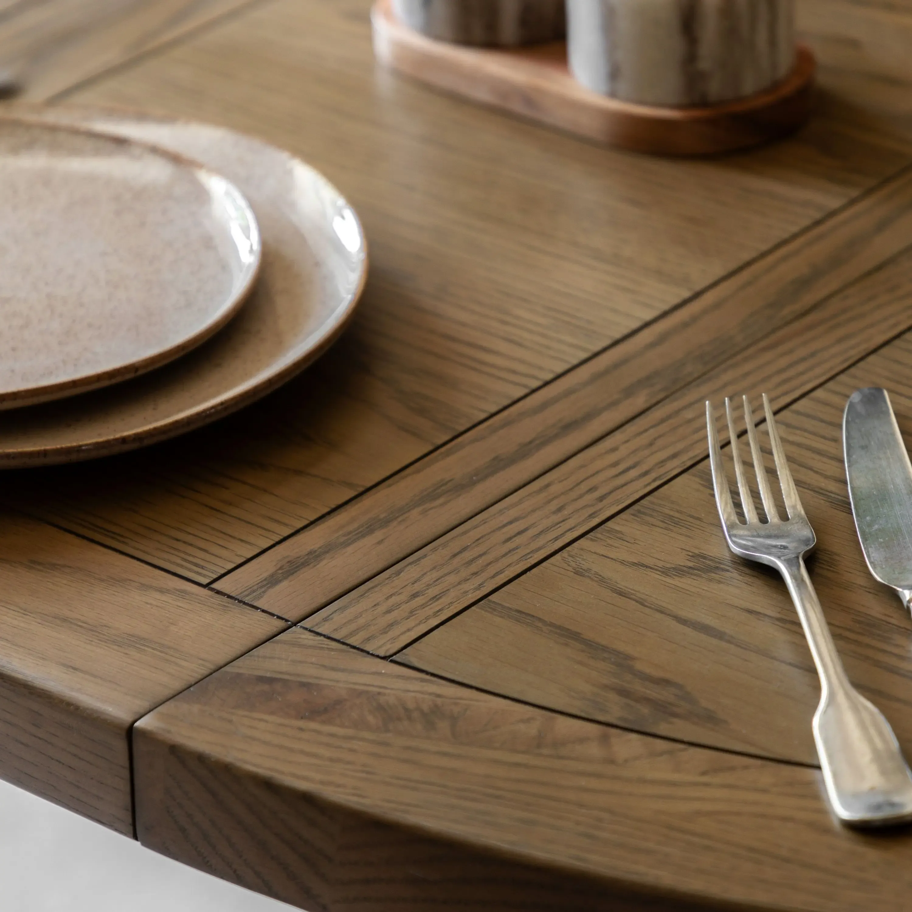 Hardwick Round Extending Dining Table - Image 2