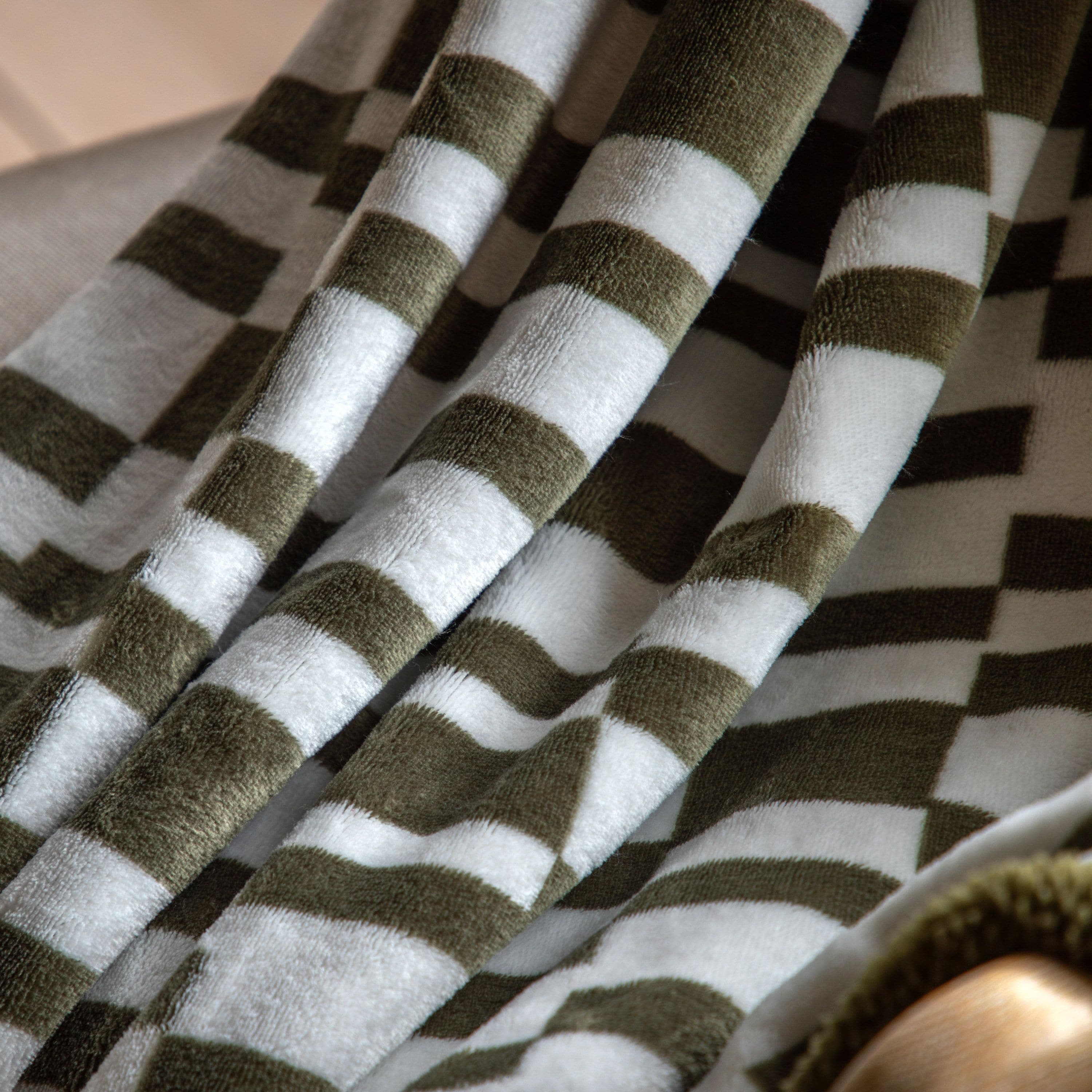 Lohko Sherpa Throw Olive - Image 3