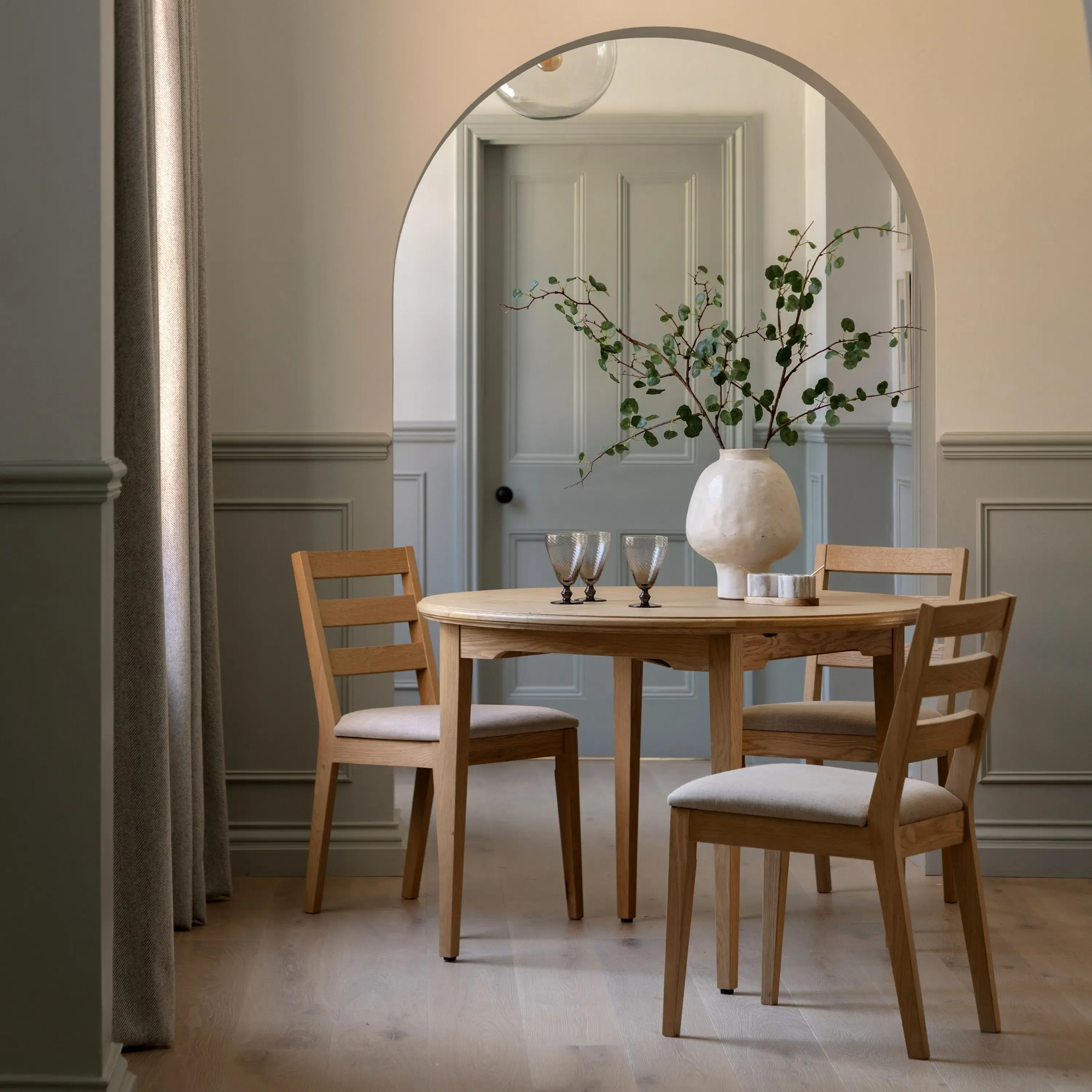 Malvern Round Extending Dining Table - Image 4
