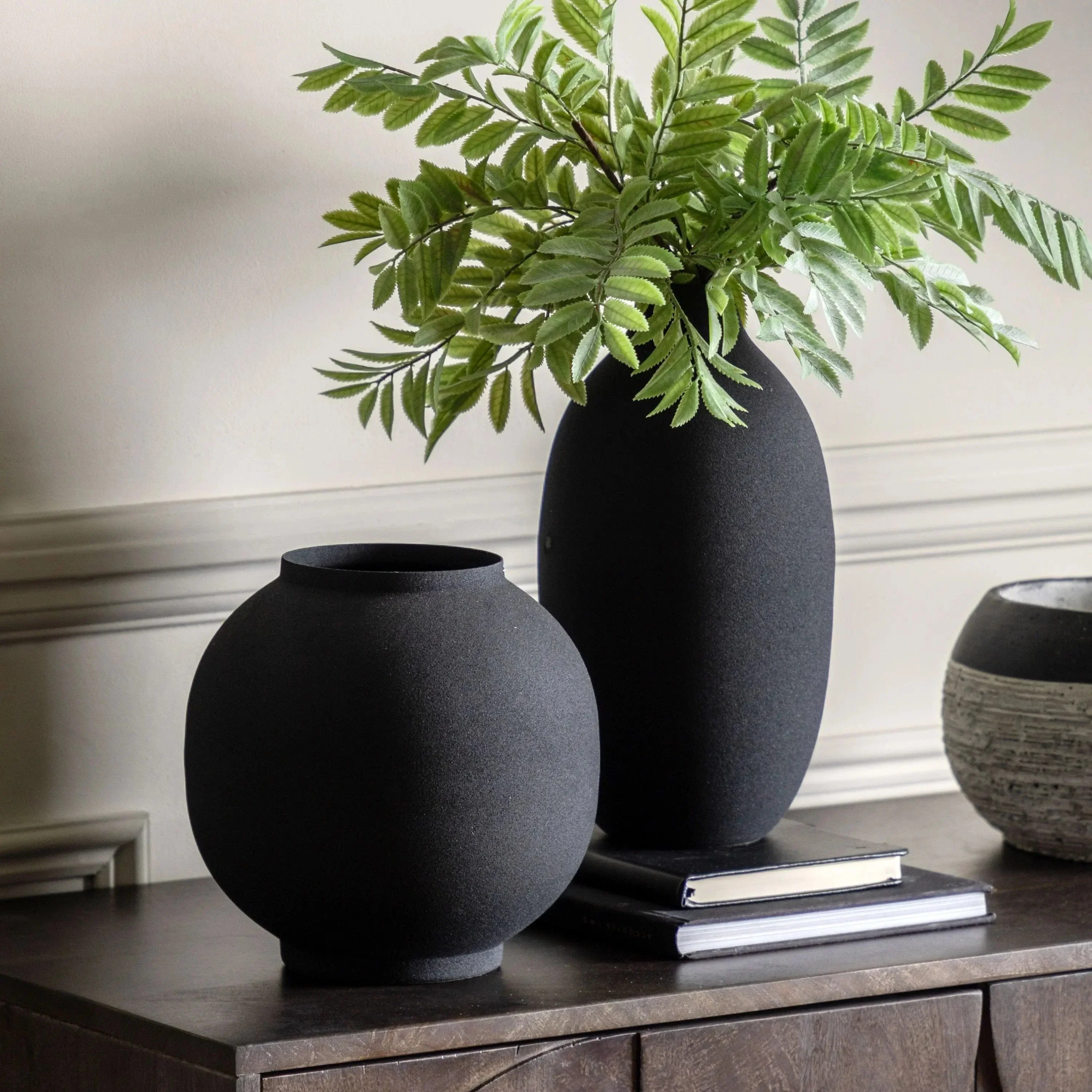 Zila Vase Black Assorted Set of 2