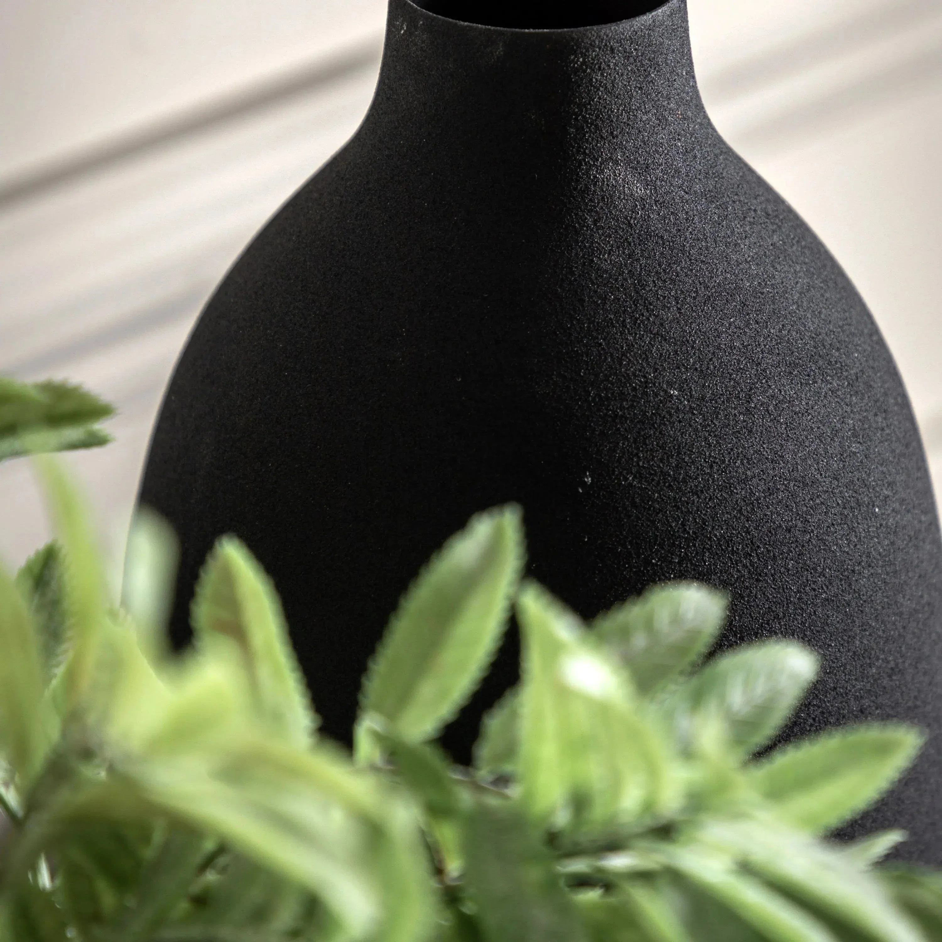 Zila Vase Black Assorted Set of 2 - Image 4