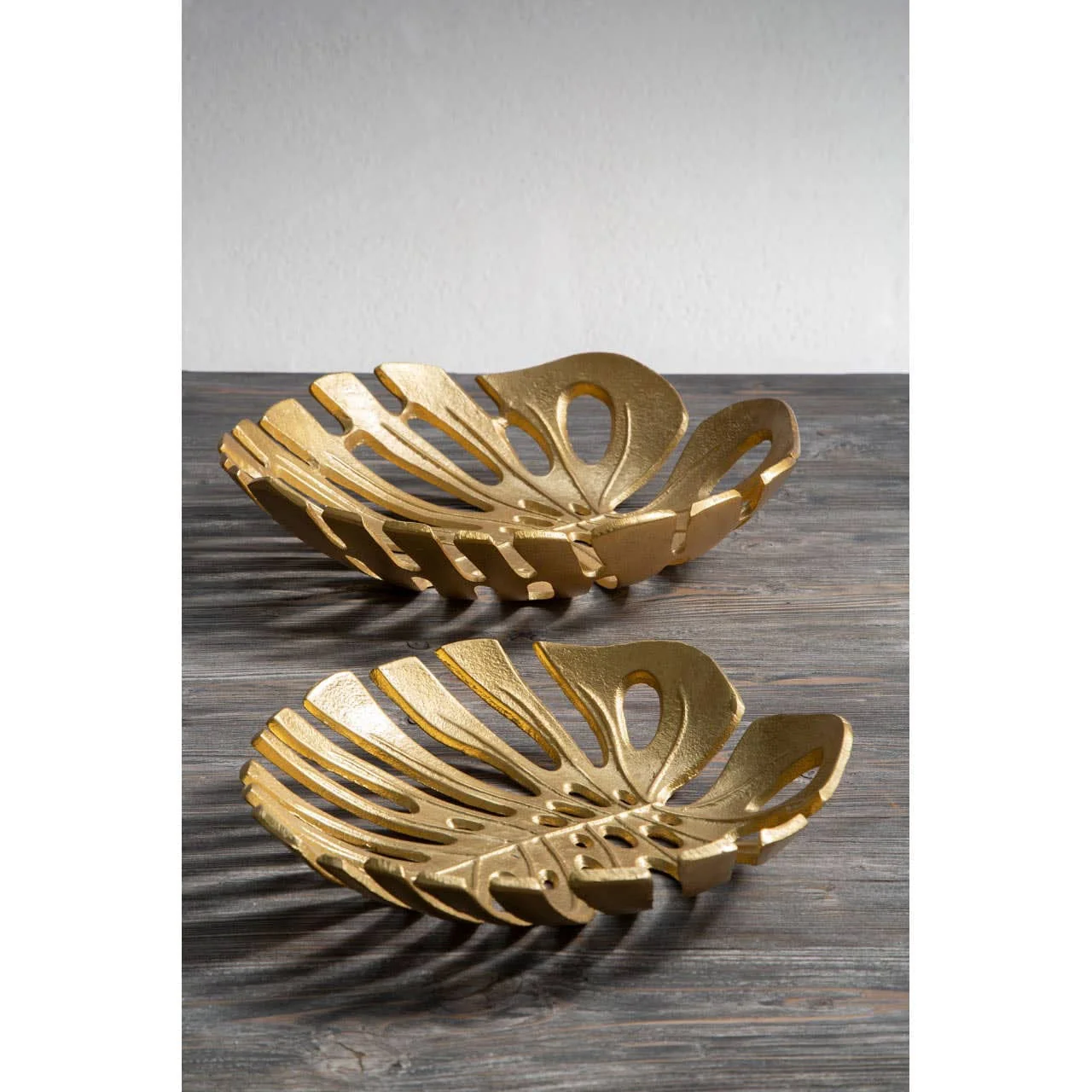 Prato Monstera Small Gold Finish Leaf Dish - Image 3